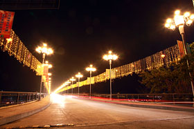 �޺���˸ҫ���������سǵ��ι��̼�Ӱ���£�